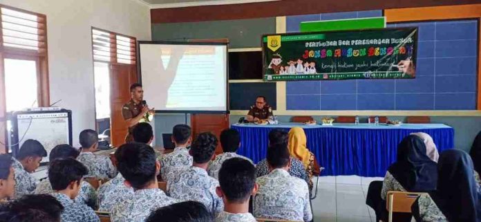 Kejaksaan Negeri (Kejari) Ciamis, gencar melakukan sosialisasi tentang bahaya bullying dan hoax kepada para pelajar di Kabupaten Ciamis,