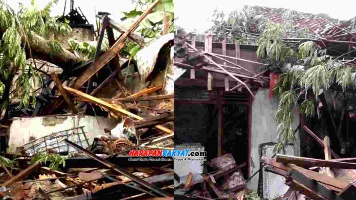 Hujan deras disertai angin kencang yang terjadi pada Jum’at (14/02/2020) sore tadi, membuat puluhan rumah warga di Desa Sukahurip, Kecamatan Pamarican, Kabupaten Ciamis, Jawa Barat, mengalami kerusakan.