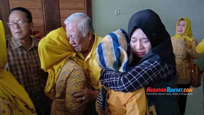 Berharap Tetap Maju di Pilkada Pangandaran, Warga Ramai-ramai Kunjungi Kediaman Adang Hadari