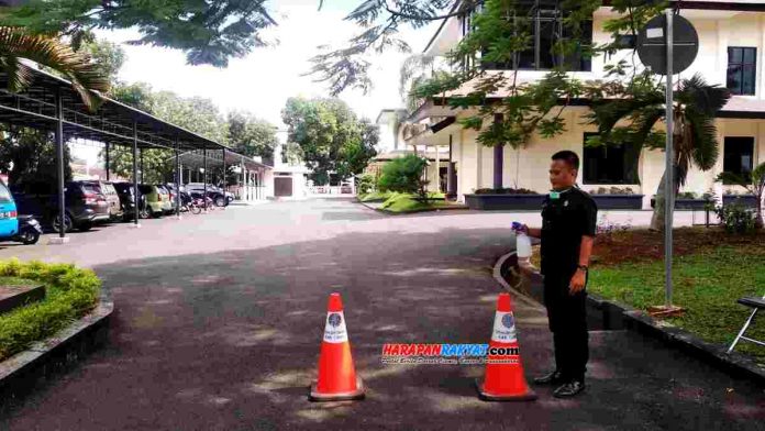 Petugas keamanan di Gedung Kantor DPRD Ciamis, bersiap memberikan semprotan hand snitizer kepada siapa saja yang datang ke kantor tersebut. Foto: Eli Suherli/HR.