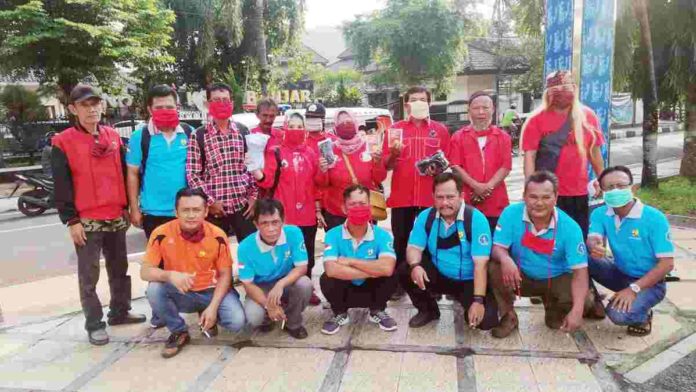 Kurangi Kepanikan Karena Corona, Konci Kota Banjar Bagikan Masker ke Warga