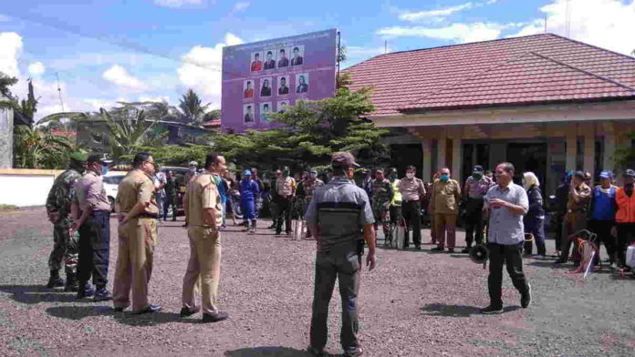 Muspika Banjarsari Ciamis Lakukan Penyemprotan Disinfektan Hingga Perbatasan Pangandaran
