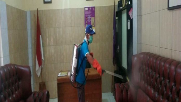 Penyemprotan disinfektan di Ciamis