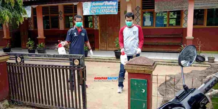 Kepala Puskesmas Cidolog turun langsung melakukan penyemprotan disifektan di salah satu sekolah yang ada di wilayah kerjanya, Kamis (19/03/2020). Foto: Eli Suherli/HR.