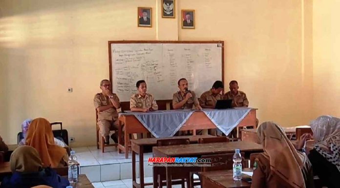 Pihak sekolah memberikan edukasi tentang tata cara menghindari Virus Corona.