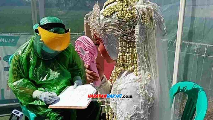 Mempelai wanita di Desa Paledah, Kecamatan Padaherang, Kabupaten Pangandaran, saat menjalani screening (pemeriksaan awal) Covid-19 di Puskesmas Padaherang, Kamis (26/03/2020). Foto: Entang SR/HR.