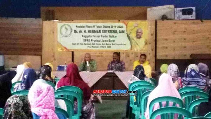 Anggota DPRD Provinsi Jawa Barat Dr. Herman Sutrisno saat jaring aspirasi di Desa Rejasari, Kota Banjar.