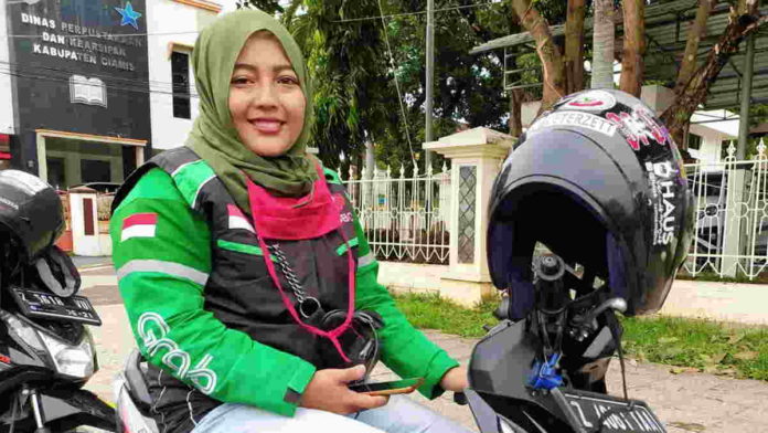 Di Tengah Pandemi Corona, Driver Ojol Cantik di Ciamis Tetap Semangat Cari Orderan