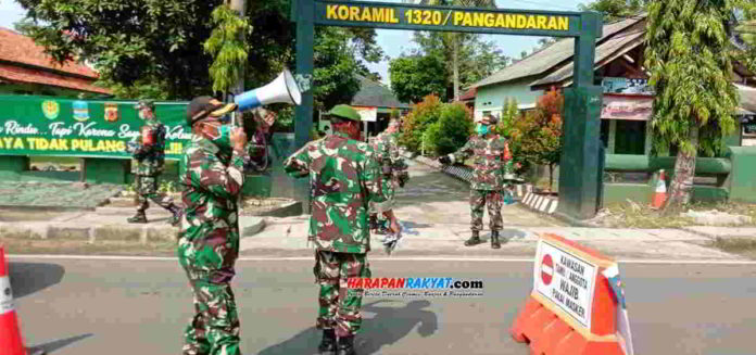 Dalam upaya pencegahan penyebaran virus corona, berbagai cara pun dilakukan oleh satuan TNI dari Koramil 1320 Pangandaran, Jawa Barat. Foto: Entang SR/HR.