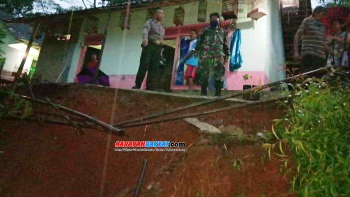 Tebing setinggi kurang lebih 5 meter yang berada persis di depan rumah Dana, warga RT. 03, RW. 01, Dusun Balemoyan, Desa Mekarjaya, Kecamatan Baregebeg, Kabupaten Ciamis, longsor saat hujan lebat mengguyur pada Kamis (02/04/2020) sore tadi. Foto: Eli Suherli/HR.