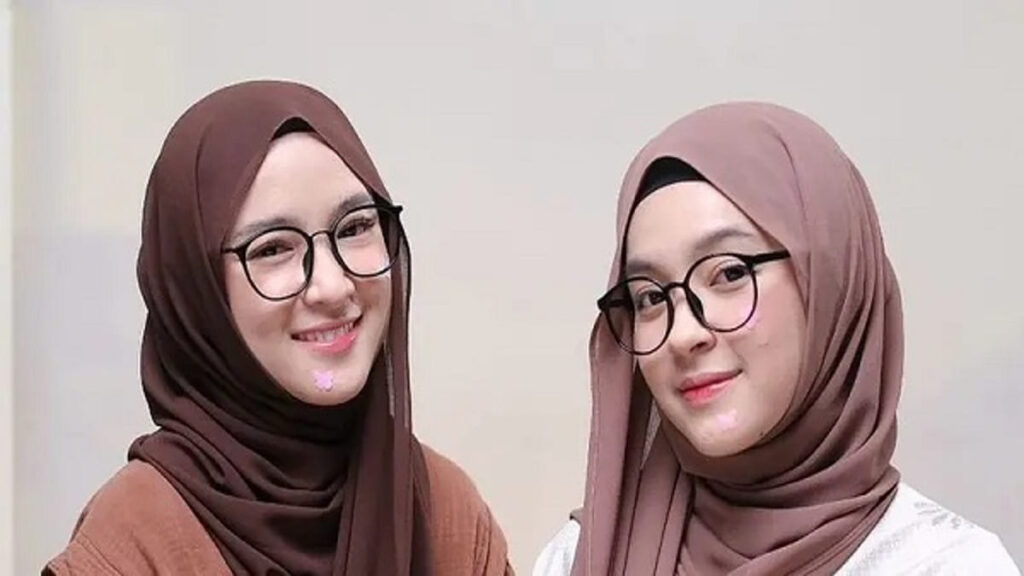 Jilbab Pashmina Sabyan untuk Tampil Simple dan Kekinian - With Sunglasses