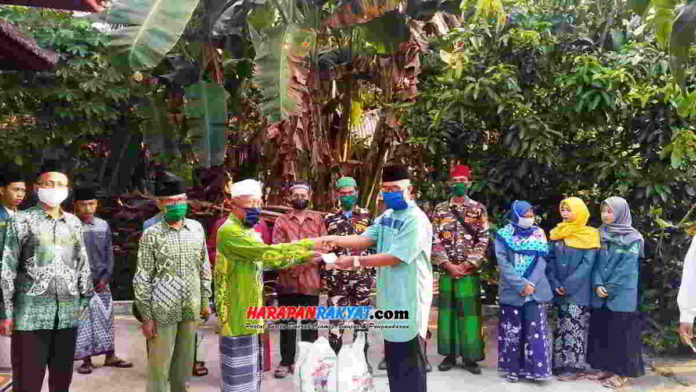 MWC NU Kecamatan Pamarican, Kabupaten Ciamis, saat menyerahkan bantuan paket sembako kepada warga miskin. Foto: Suherman/HR.