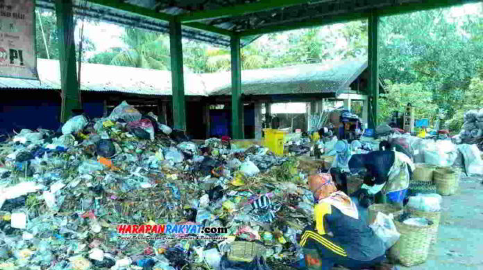 Para pemilah sampah yang ada di TPS 3 Cibodas, Kelurahan Pataruman, Kecamatan Pataruman, Kota Banjar, kini merasa takut dalam memilah sampah. Foto: Hendra Irawan/HR.