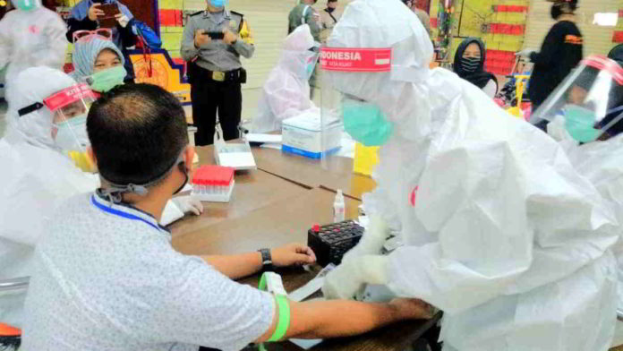 Sejumlah karyawan di Toserba Samudera, Kota Banjar, saat mengikuti rapid test. Foto: Istimewa.