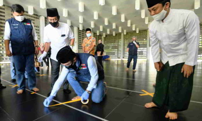 Gubernur Jabar, Ridwan Kamil, saat melakukan peninjauan ke Masjid Al-Irsyad di Kota Baru Parahyangan, Kabupaten Bandung Barat, Sabtu (30/05/2020). Foto: Dok. Humas Jabar.