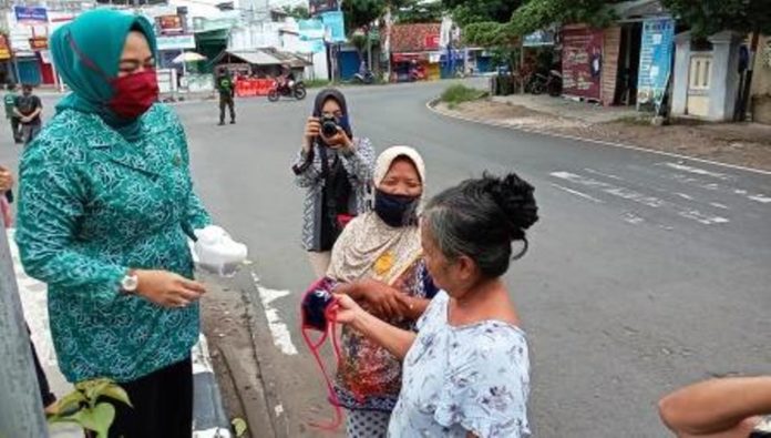 TP PKK Pangandaran Bagikan Takjil, Nasi Kotak dan Masker