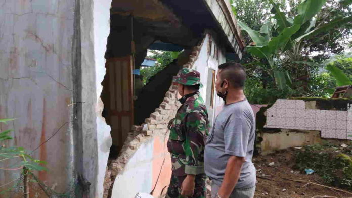 Akibat Pergerakan Tanah, Dua Rumah Warga Tanjungsari Tasikmalaya Terbelah