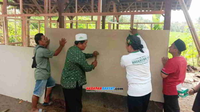 Bantuan pembangunan rumah layak huni diberikan MWC NU Kecamatan Banjaranyar, Kabupaten Ciamis, Jawa Barat, bagi keluarga Siti (60), warga Dusun Karanganyar, RT. 22/06, Desa Karyamukti, Kecamatan Banjaranyar. Foto: Suherman/HR.