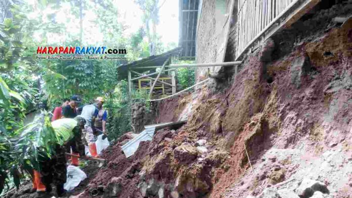 Hujan Deras Dapur Rumah Warga di Kota Banjar Terseret Longsor