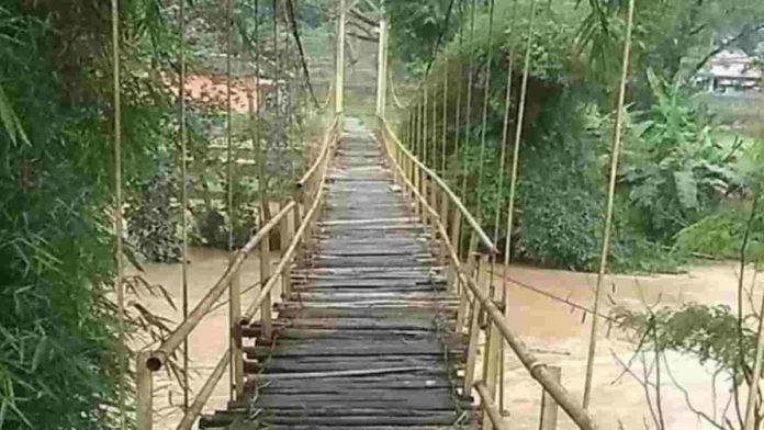 Jembatan Gantung Perbatasan Tasik-Ciamis Memprihatinkan