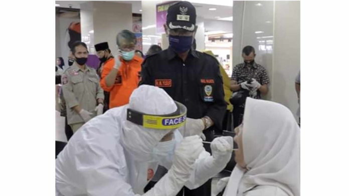 Karyawan dan Pengunjung Asia Toserba Tasikmalaya Jalani Test Swab