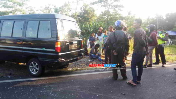 Kecelakaan melibatkan pengendara sepeda motor dan mobil yang terjadi di lokasi jembatan dobo Kota Banjar. Foto: Muhlisin/HR.