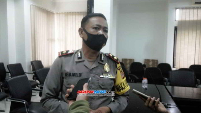 Ketua Satgas Sapu Bersih Pungutan Liar (Pungli) Kota Banjar Kompol. Ade Najmulloh, saat diwawancara sejumlah awak media, terkait tindak lanjut kasus dugaan pungli di salah satu SMPN di Kota Banjar. Foto: Muhlisin/HR.