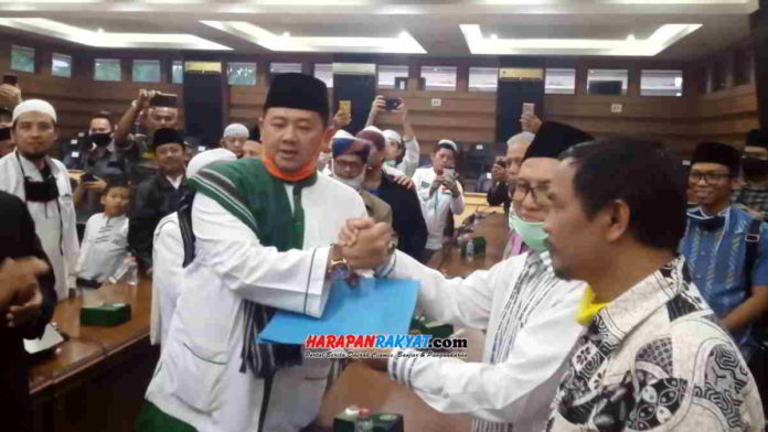 Sekretaris MUI Kota Tasikmalaya, saat menyerahkan surat nota kesepakatan menolak RUU HIP kepada Ketua DPRD Kota Tasikmalaya. Foto: Apip Wilianto/HR.