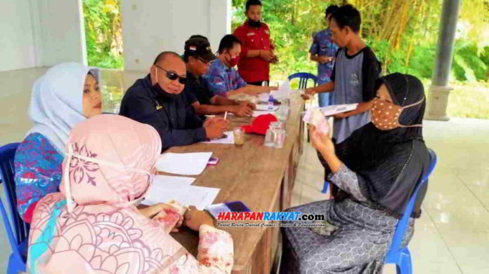 Bantuan Langsung Tunai dari Dana Desa (BLT DD) kembali diterima ratusan warga Desa Sukasari, Kecamatan Banjarsari, Kabupaten Ciamis, Jawa Barat. Foto: Suherman/HR.