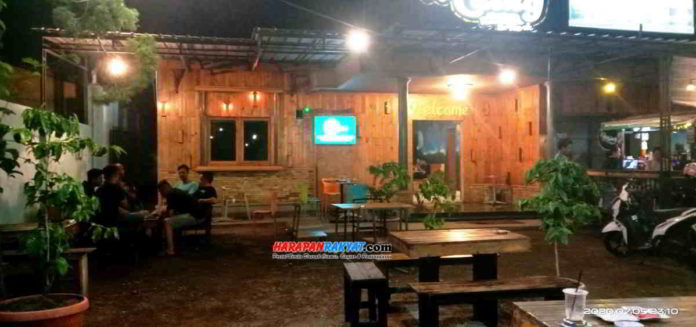 Cafe Silogisme Kopi Patroman Roastrery Kota Banjar, menawarkan sajian kopi produk lokal bernama Pataruman Kopi. Foto: Aji Saomara/HR.