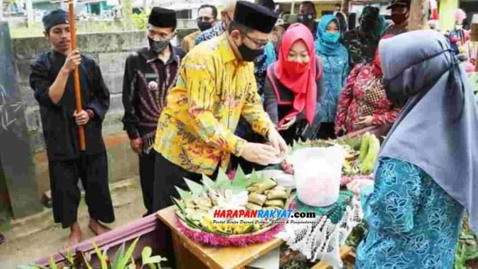 Saat mengunjungi Bale Adat Masyarakat Akur Sunda Wiwitan di Kecamatan Sukahening, Bupati Tasikmalaya, Ade Sugianto. Foto: Apip Wilianto/HR.