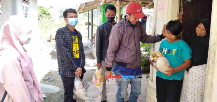 Yayasan Bakti Kalam Insani Tasikmalaya saat membagikan sembako secara door to door ke rumah warga. Foto: Apip Wilianto/HR.