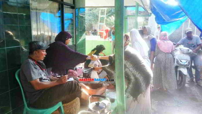 Tradisi pembagian daging qurban oleh warga di Lingkungan Cimenyan, Kota Banjar. Foto: Muhlisin/HR.