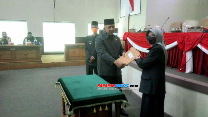 Wali Kota Banjar, Hj. Ade Uu Sukaesih, di dampingi Wakil Wali Kota Banjar, H. Nana Suryana, bersama Ketua DPRD Kota Banjar, Dadang R Kalyubi, usai penandatanganan dua Raperda dalam Rapat Paripurna. Foto: Muhlisin/HR.