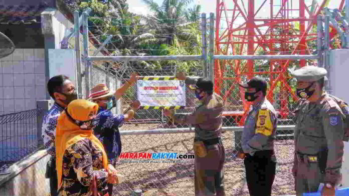 Petugas Dinas Satpol PP bersama Dinas Penanaman Modal Perizinan Terpadu Satu Pintu Kota Banjar, saat penyegelan tower ilegal di Desa Rejasari. Foto: Muhlisin/HR.