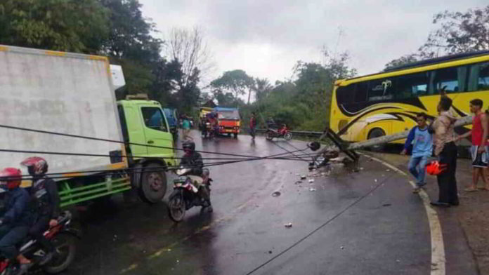 Bus pariwisata menabrak tiang listrik di Jalan Raya Gentong, Kabupaten Tasikmalaya, Jawa Barat, Jum’at (14/08/2020) sore. Foto: Istimewa.