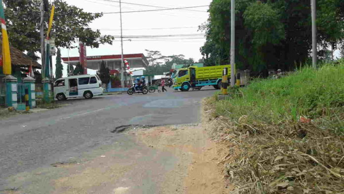 Jalan Berlubang di Lampu Merah Gerilya Banjar Bahayakan Pengendara