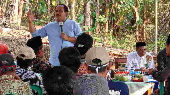 Bupati Pangandaran, H. Jeje Wiradinata, saat berada di salah satu desa di Kecamatan Mangunjaya, dalam kegiatan kunjungan kerjanya yang dilakukan secara marathon. Foto: Entang SR/HR.