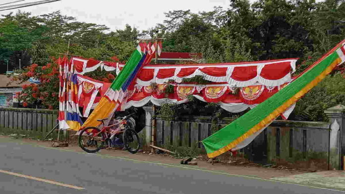 Pedagang Bendera Musiman di Pangandaran Marema