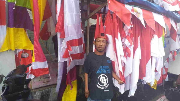 Pedagang Bendera dan Umbul-Umbul Mulai Bermunculan di Ciamis