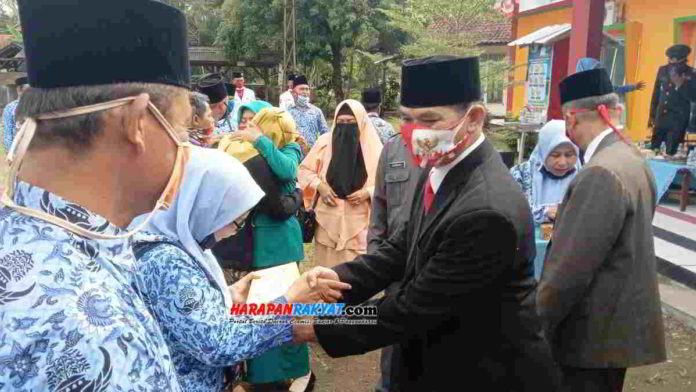 Siram tanah usai upacara peringatan HUT RI ke-75 dilakukan para peserta di halaman Kantor Kecamatan Padaherang, Kabupaten Pangandaran, Jawa Barat, Senin (17/08/2020). Foto: Entang SR/HR.