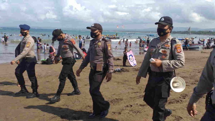 Wisatawan Membludak, Polsek Pangandaran Sidak Masker