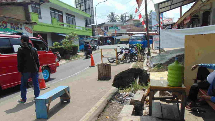 Bahu Jalan Sindangherang Kabupaten Ciamis Rusak