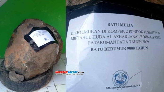 Batu yang diduga berumur 9.000 tahun tersimpan di Pondok Pesantren Al Azhar, Citangkolo, Kota Banjar. Foto: Aisyah/HR.