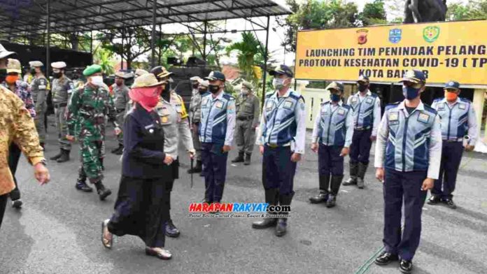 Ketua Gugus Tugas Percepatan Penanganan Covid-19 Kota Banjar, saat apel dan launching Tim Satgas Penindakan bagi pelanggar protokol kesehatan, bertempat di Mapolres Banjar. Foto: Muhlisin/HR.