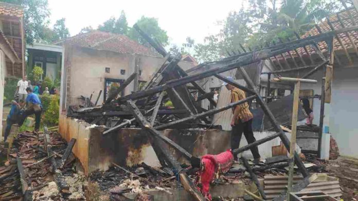 Rumah di Rancah Ciamis Hangus Terbakar