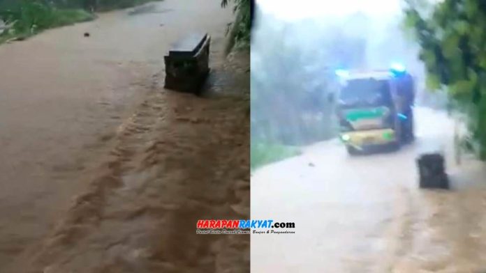 Air dari gunung membanjiri jalan akibat curah hujan tinggi mengguyur wilayah Desa Neglasari, Kecamatan Pamarican, Kabupaten Ciamis, Jawa Barat. Foto: Suherman/HR.