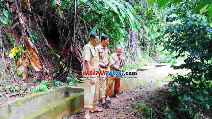 Camat Langkaplancar Pangandaran Tinjau Lahan Persawahan yang Tertimbun Longsor