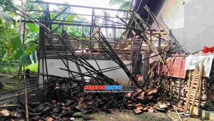 Dapur rumah seorang janda di Kecamatan Lakbok, Kabupaten Ciamis, Jawa Barat, ambruk akibat guncangan gempa berkekuatan 5,9 SR yang bersumber di Kabupaten Pangandaran. Foto: Suherman/HR.