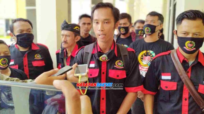 Forum Serikat Buruh Kota Banjar usai hearing di Kantor Disnaker Kota Banjar. Foto: Muhlisin/HR.